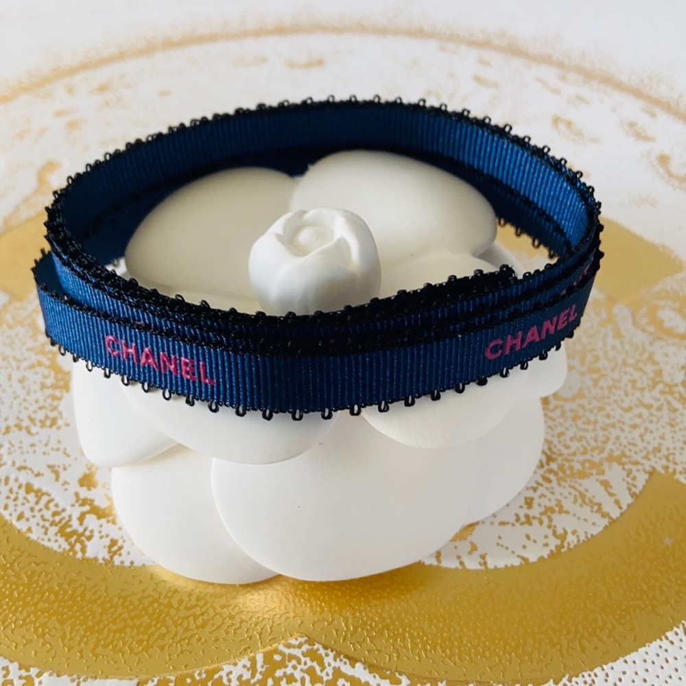 CHANEL Blue Color With Pink Embossed Lettering - Picture 5 of 9